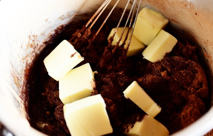 1. Этап. Шоколадный домашний топпинг: 3. Как только нагреется и начнет густеть шоколадная масса, добавьте масло, порубленное кубиком, и ваниль. Не переставайте помешивать, чтобы предотвратить образование комочков.