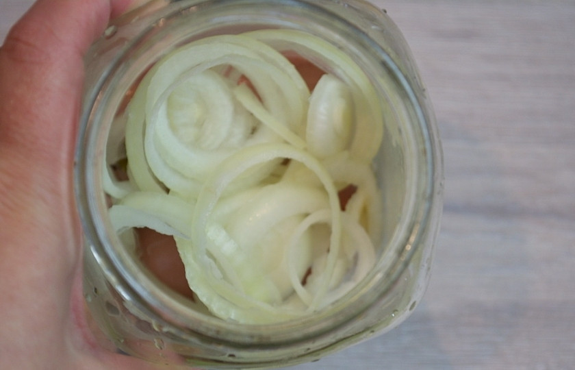 1. Этап. Утопенцы (шпикачка): Снова луковые кольца кладем в банку.