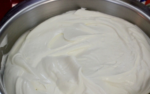 1. Этап. Торт Сметанник на скорую руку: 6. Добавьте взбитые сливки, перемешайте. Все, крем на сметанник готов.