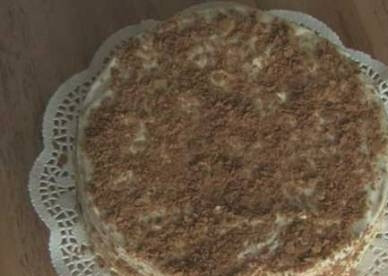 1. Этап. Наполеон со сгущенкой: Измельчаем испеченные обрезки и обсыпаем этой крошкой верх и бока торта. Сверху можно украсить тертым или растопленным шоколадом. Ставим торт в холодильник, даем ему пропитаться часов 5-6.