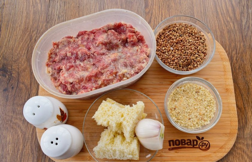 1. Этап. Школьные котлеты с гречкой: Подготовьте необходимые продукты. Хлеб замочите в небольшом количестве воды.