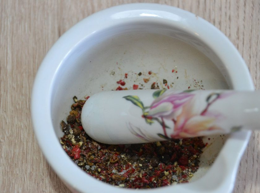 1. Этап. Говядина в перечном соусе: Выложите в ступку перец, пряные травы и разотрите.