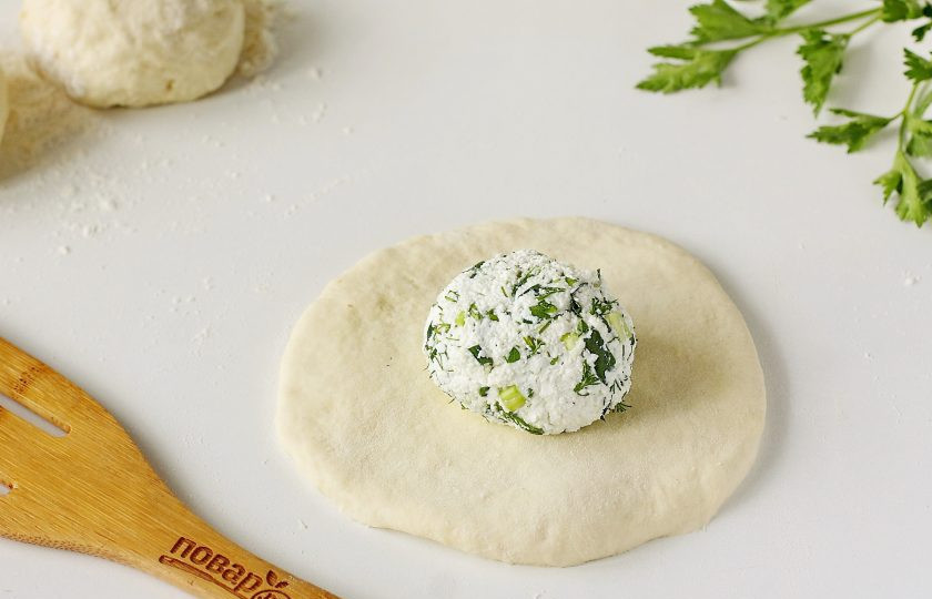 1. Этап. Лепешки с творогом на кефире: Тесто разделите на три части. Каждую часть раскатайте в форме круга на присыпанной мукой поверхности. В центр выложите начинку.