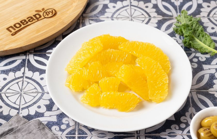 1. Этап. Марокканский салат из перца с апельсинами: Апельсин очистите от кожуры, затем разделите на дольки и каждую очистите от пленок и белой части.