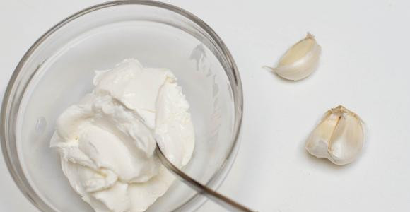 1. Этап. Бутерброды с грибами и перцем: В сливочный сыр добавить протертый чеснок.