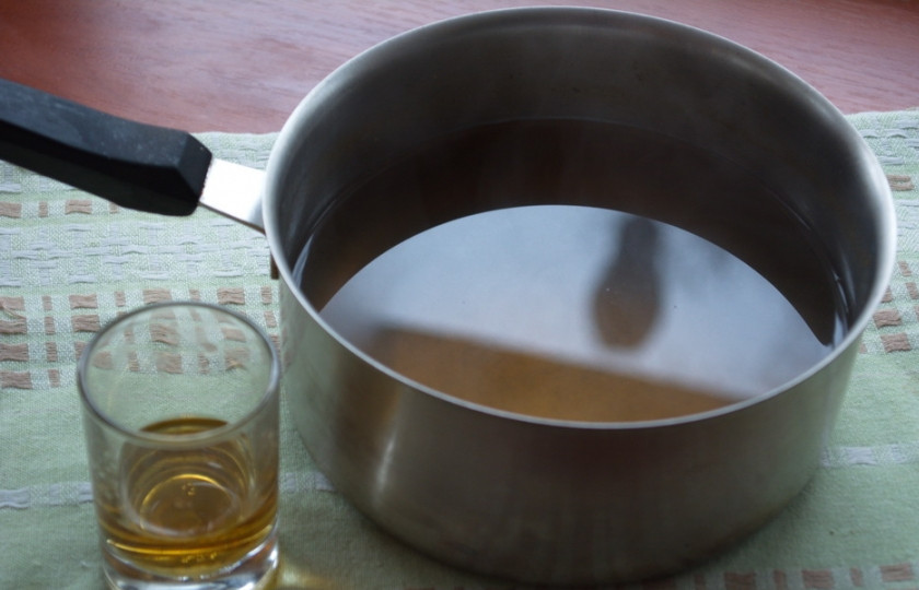 1. Этап. Глинтвейн из белого вина: Когда напиток будет почти кипеть, выключите огонь. Ложкой придавите фрукты, чтоб сок ушел в жидкость. Процедите напиток через сито, удалив фрукты и специи. В полученный напиток добавьте ром.