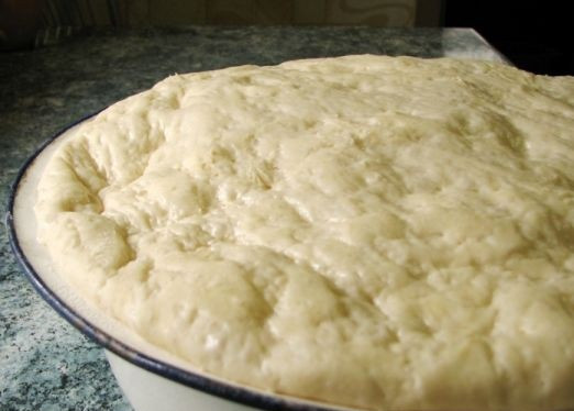 1. Этап. Постные пирожки на сковороде: 4. Если дрожжи хорошие, то тесто довольно скоро начнет увеличиваться в размере и хорошо расти.