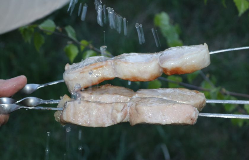 1. Этап. Шашлык из карбоната свинины: Переодически мясо поливайте водой. Если от углей сильный жар, можете поливать прямо на мангале.