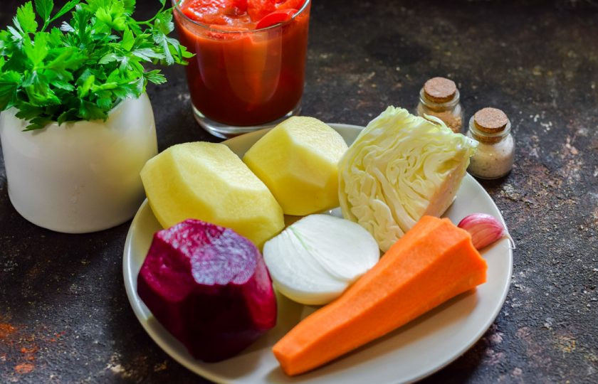 1. Этап. Борщ с лечо: Подготовьте ингредиенты.