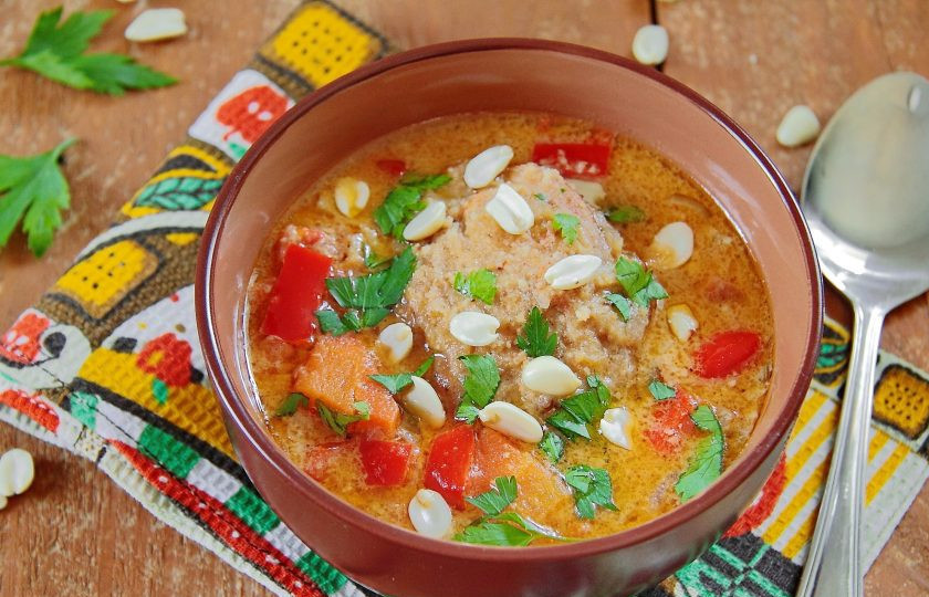 1. Этап. Африканская курица: 8. Африканская курица готова. Подаем блюдо, украсив нарезанной петрушкой, кинзой и несоленым рубленным арахисом. Очень вкусно, нежно и питательно. Приятного аппетита!