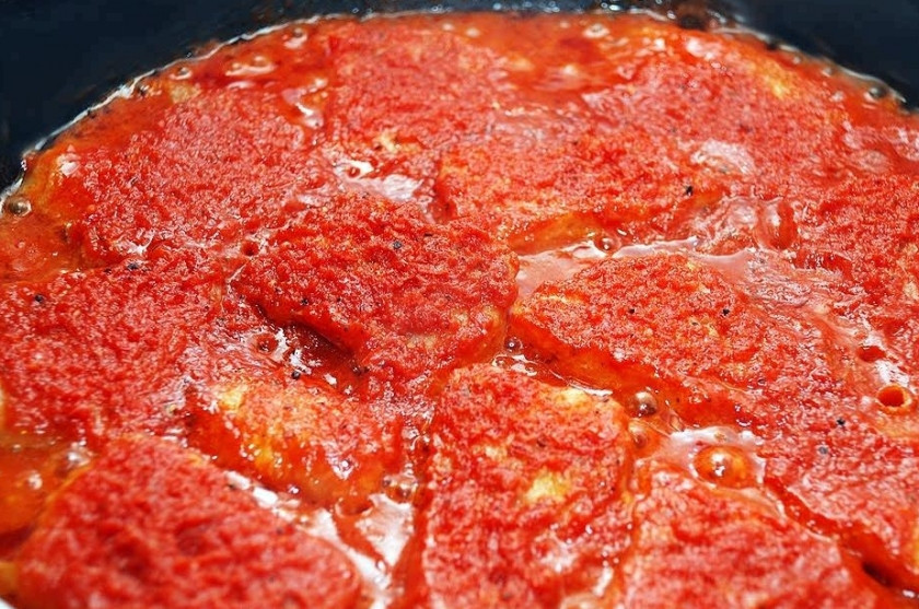 1. Этап. Рыба, тушенная в томатном соусе: Потом крышку можно убрать, чтобы соус загустел, а лишняя влага испарилась.