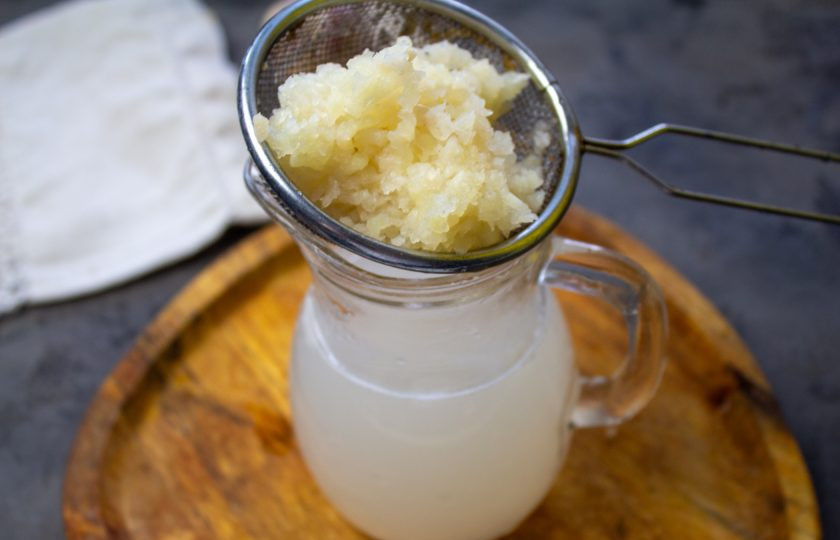 1. Этап. Настойка чеснока на спирту: Процедите настойку через мелкое сито или марлю. Чесночный жмых удалите — он больше не пригодится.