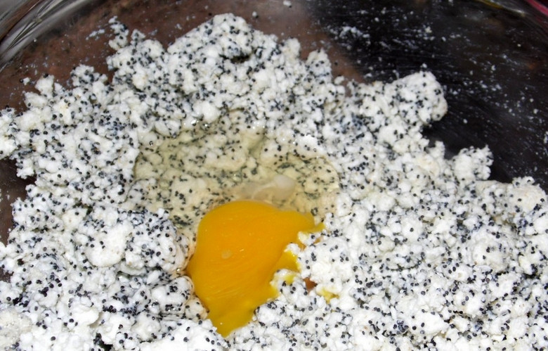 1. Этап. Маковые сырники: 2. Дальше добавим яйцо, перемешаем, и пусть эта смесь постоит хотя бы 15 минут, чтобы манка и мак чуть набухли.