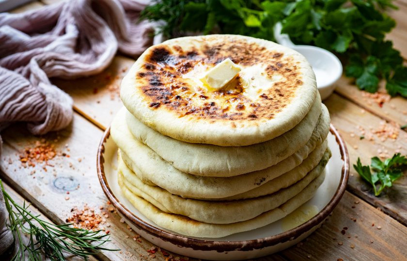 1. Этап. Хачапури на молоке с сыром: Все хачапури смажьте кусочком масла и выложите на тарелку. Подавайте к столу горячими.