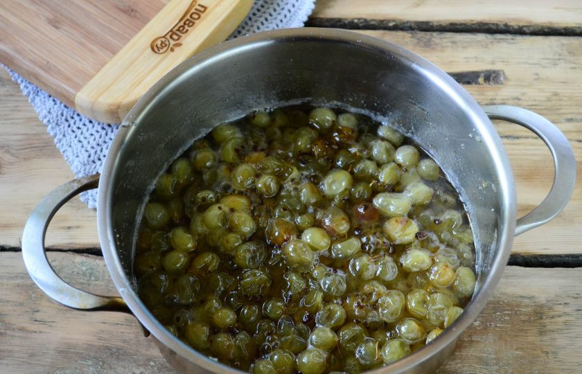 1. Этап. Варенье из крыжовника изумрудное: Так получается, что в течение 2-3 дней вы будете проваривать варенье утром и вечером по 5 минут. Особых усилий для этого не потребуется. Готовое варенье разлейте по чистым стерильным банкам и укупорьте металлическими крышками.