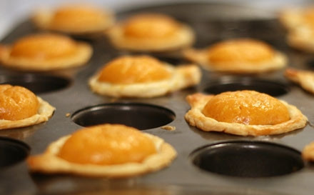 1. Этап. Тыква для детей: 5. Оставшимся желтком смажьте выпечку и отправьте ее в разогретый до 180 градусов духовой шкаф на 10-15 минут.