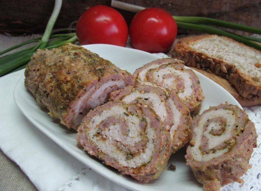 1. Этап. Праздничный мясной рулет: Готовый рулет остудите или подайте теплым. Приятного аппетита!