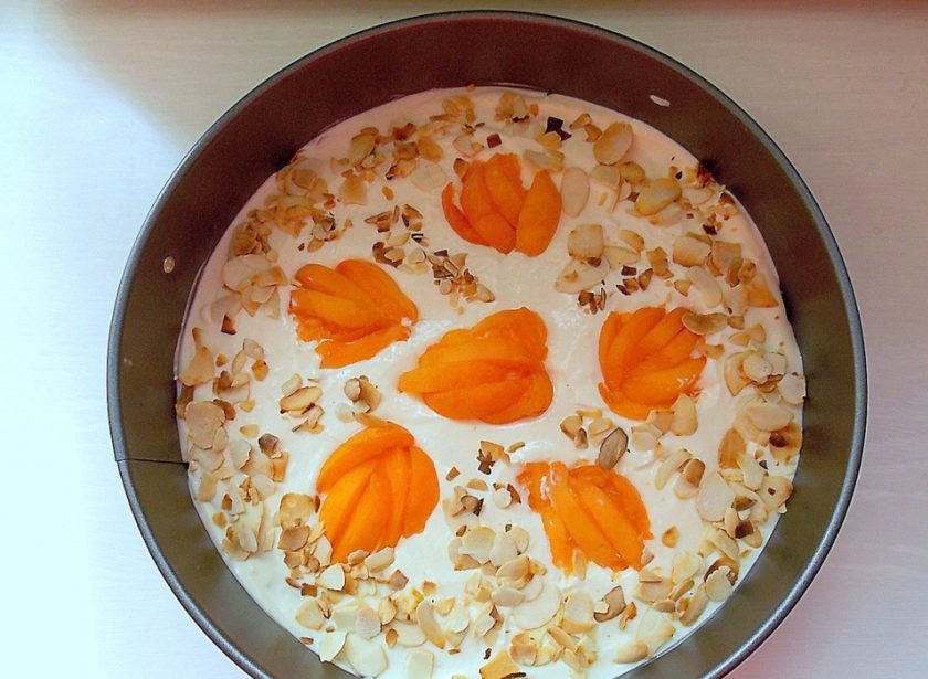 1. Этап. Торт с джемом и сыром Филадельфия: Украсьте верх абрикосами и миндалем. Уберите в холодильник на 4 часа до застывания.