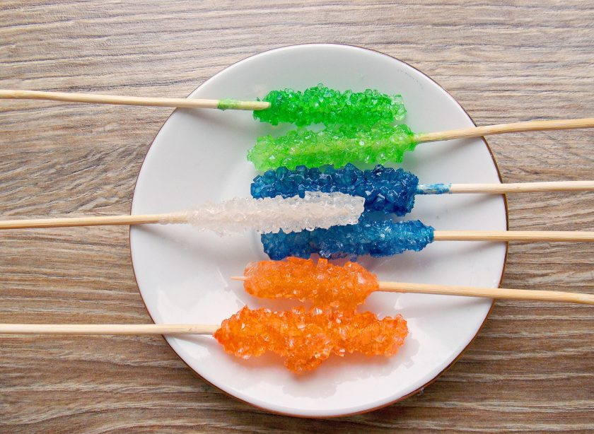 1. Этап. Сахарные кристаллы на палочке: А вот такие они получаются через две недели. Аккуратно вынимаем и раскладываем их на тарелку на расстоянии друг от друга. В начале с них будут стекать остатки сиропа, и они могут перепачкаться другими цветами. Оставляем их так до полного высыхания. У меня лежат уже полностью высохшие.