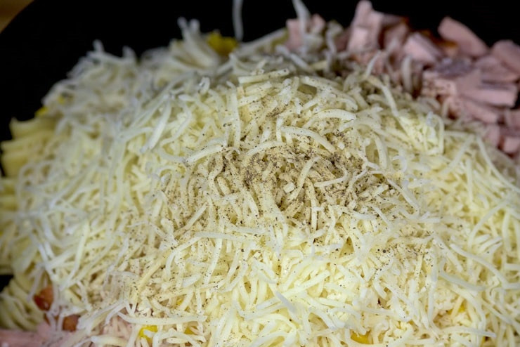 1. Этап. Салат с овощами, ветчиной и макаронами: 8. Немного посолите и поперчите по вкусу.