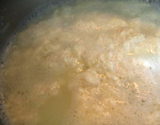 1. Этап. Домашний сыр из кефира и молока: Затем выливаем литр кефира в кипяченое молоко и нагреваем медленно, доводя до кипения, в течение 5-6 минут. Добавляем по вкусу соль и специи. Можно класть зелень и различные приправы.