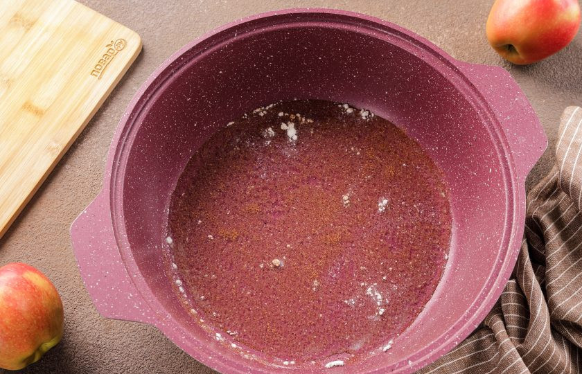 1. Этап. Варенье из яблок в сиропе: Готовим сахарный сироп. Соедините 125 мл. воды, корицу и ванилин.