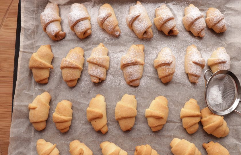 1. Этап. Рогалики с изюмом: Рогалики выпекайте в разогретой до 180 градусов духовке 20-25 минут до золотистого цвета.