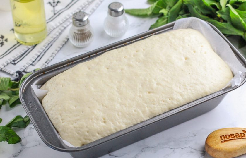 1. Этап. Хлеб в духовке: Спустя указанное время тесто поднимется до краев формы. Разогрейте духовку до 240 градусов и поместите на ее дно поддон с кипятком. Выложите форму с тестом на средний уровень и запеките 20 минут вместе с паром.