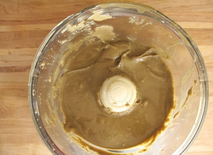 1. Этап. Подсолнечная паста: 3. Затем поочерёдно добавляйте по ложке масла и перемешивайте. Сделайте понравившуюся вам консистенцию.