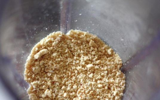 1. Этап. Вермишель с орехами: При помощи блендера измельчить арахис в крупную крошку.