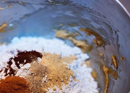 1. Этап. Постное песочное печенье: 5. Добавьте щепотку разрыхлителя и специи, которые вам по душе. На этом же этапе можно добавить в тесто цедру лимона, например.