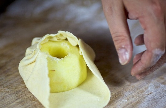 1. Этап. Яблоки, запеченные в тесте: 12. Аккуратно поднимите края теста, защипляя его так, чтобы осталась небольшая дырочка сверху.