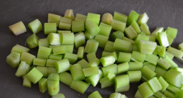 1. Этап. Варенье из одуванчиков и ревеня: Ревень промываем и нарезаем кусочками.