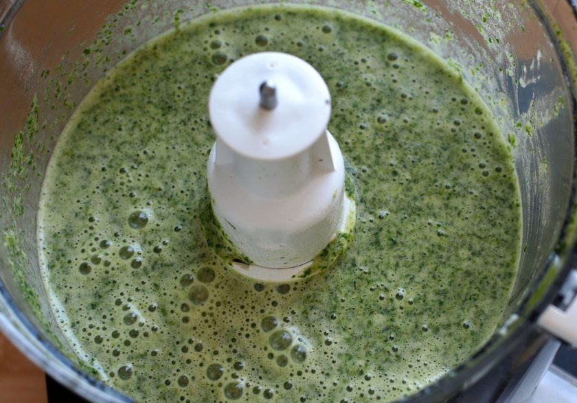 1. Этап. Зеленый рулет на белках: Добавьте белки, взбейте с зеленью. Ddtlbnt муку и масло, посолите и поперчите по вкусу. Пробейте массу до однородности.