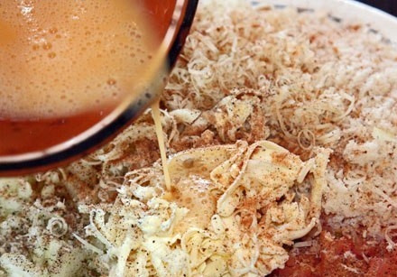 1. Этап. Новогодняя курочка без костей, фаршированная по-тоскански: К этим ингредиентам добавьте соль, перец и мускатный орех, а также взбитое яйцо. Аккуратно перемешайте начинку.