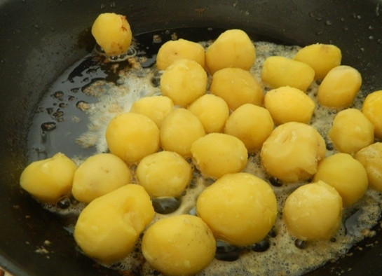 1. Этап. Картофельные рябчики: 5. Выкладываем картошку на сковороду и жарим на маленьком огне минут 5.