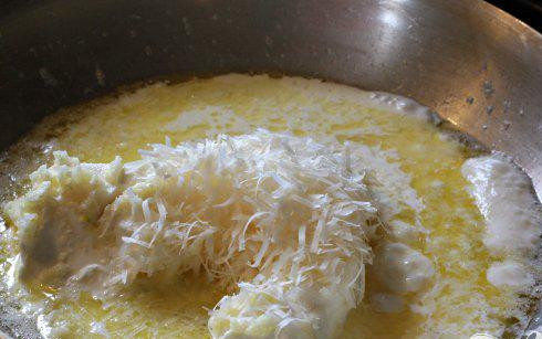 1. Этап. Паста Альфредо с фрикадельками: 3. Пока фрикадельки жарятся, большую кастрюлю с подсоленной водой довести до кипения и приготовить макароны. В то время, как макароны варятся, в большой кастрюле на среднем огне смешать сливочный сыр, сыр Пармезан, масло, сливки и измельченный чеснок, постоянно помешивая.