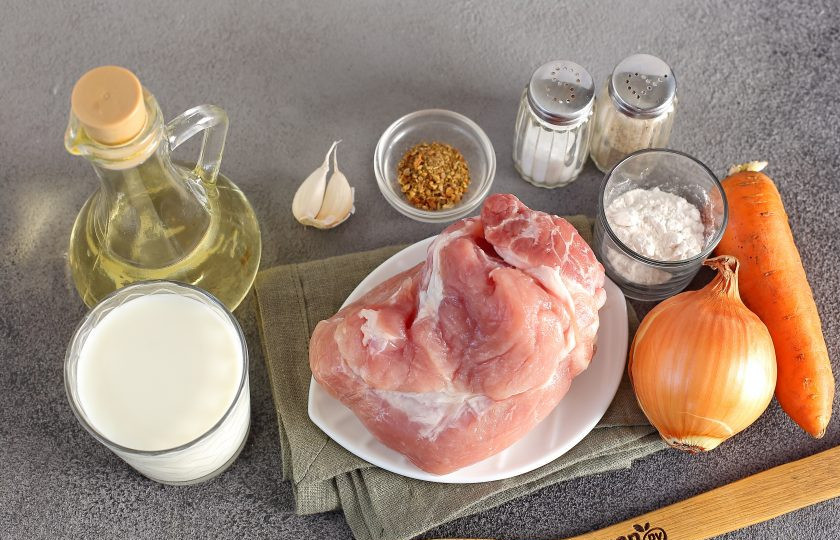 1. Этап. Свинина со сливками в мультиварке: Подготовьте все ингредиенты.