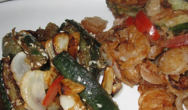 1. Этап. Жареные огурцы от Пугачевой: 4. Через 45 секунд к огурцам, добавьте соевый соус. Положите в сковороду перец чили и снимите с плиты. Жареные огурцы от Пугачевой готовы. Приятного аппетита.