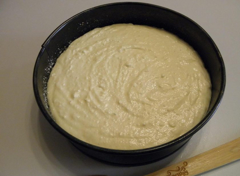 1. Этап. Королевская ватрушка с творогом: 5. Перелейте начинку, распределите осторожно по всей поверхности муки.