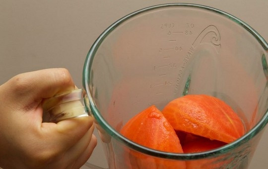 1. Этап. Подлива к тефтелям: С вареных помидоров снимите кожицу, нарежьте томаты кусочками и сложите в чашу блендера.