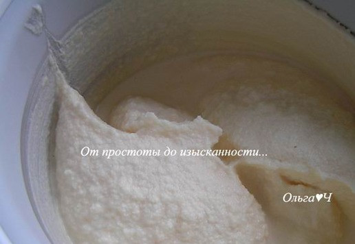 1. Этап. Арбузное мороженое: Перелейте массу в мороженицу, готовьте 20 минут, затем переложите в контейнер и уберите в морозилку (или сразу переложите в контейнер, если нет мороженицы).