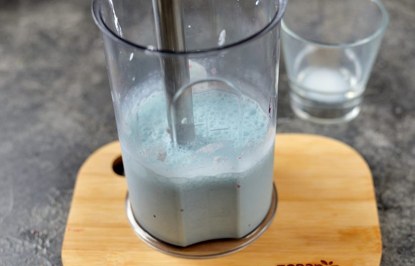 1. Этап. Коктейль Айсберг в океане: Пробейте содержимое чаши погружным блендером до однородного состояния.