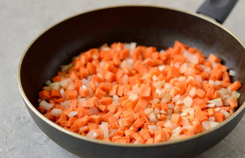 1. Этап. Армянский газаров перец: Нарежьте морковь и репчатый лук кубиками. Обжарьте в сковороде с растительным маслом, пока лук не станет прозрачным.