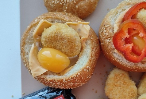 1. Этап. Горячие бургеры с наггетсами: Добавляем кольца болгарского перца.