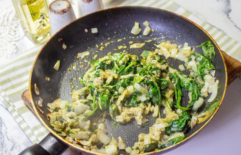 1. Этап. Спанакопита: Начинку со шпинатом снимите с плиты и остудите.