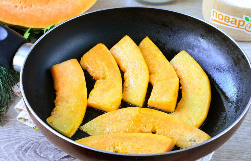 1. Этап. Пирог с тыквой открытый: Пока отдыхает тесто, займитесь начинкой. Тыкву почистите и нарежьте тонкими пластинами. Обжарьте тыкву на сковороде 2-3 минуты. Добавьте совсем немного сливочного масла. Так тыква станет мягче.