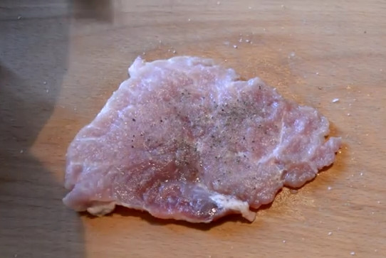 1. Этап. Отбивные в пышном кляре: 5. Каждый отбитый кусок посолите и поперчите.