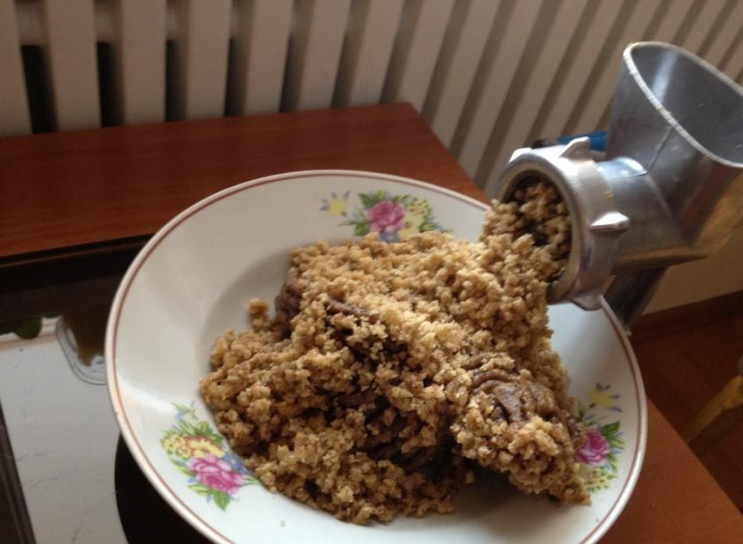 1. Этап. Финиковые шарики: Туда же прогоняем через мясорубку грецкие орехи