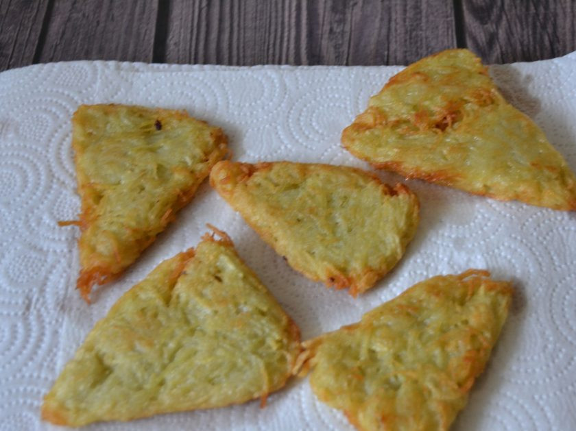 1. Этап. Хашбраун как в Макдональдсе: По мере готовности выкладывайте хашбрауны на бумажное полотенце, чтобы удалить излишки масла.